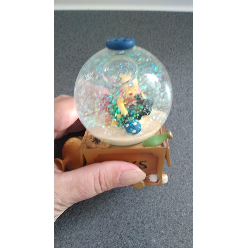 WINNIE THE POOH SNOW GLOBE