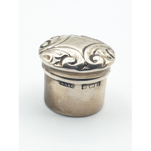 267 - Miniature silver pill box approx 2cm diameter with patterned lid