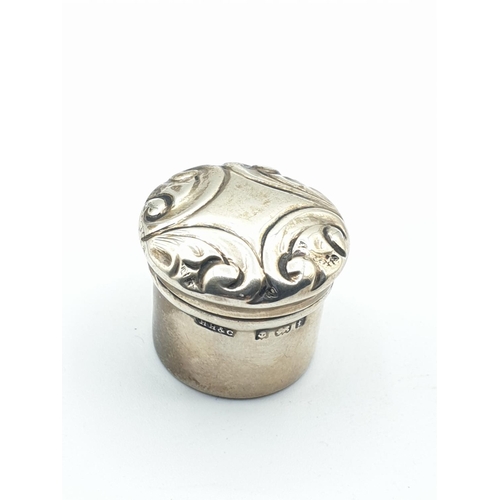 267 - Miniature silver pill box approx 2cm diameter with patterned lid