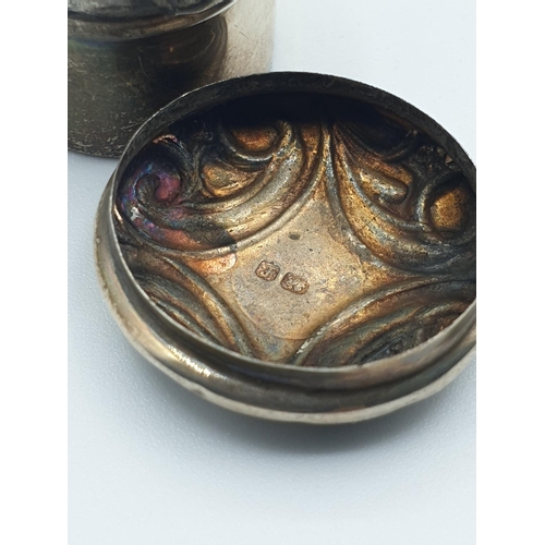 267 - Miniature silver pill box approx 2cm diameter with patterned lid