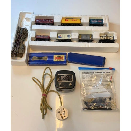 300 - Assorted lot of Hornby track and goods carriages, hand operated points, plus model of 1944 USA half ... 