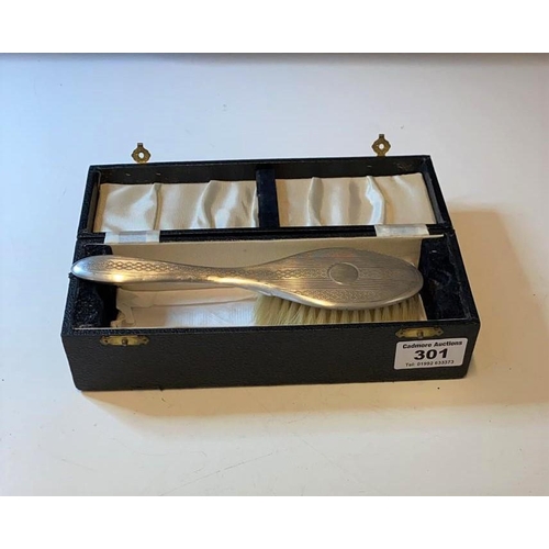 301 - 1930's babies brush in original box, 22 x 8cm
