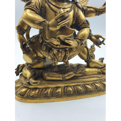 27 - A very early gilded bronze figure of an Oriental dragon god, 19cm tall and weight 1700g.
Gilding is ... 