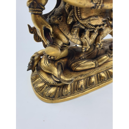 27 - A very early gilded bronze figure of an Oriental dragon god, 19cm tall and weight 1700g.
Gilding is ... 