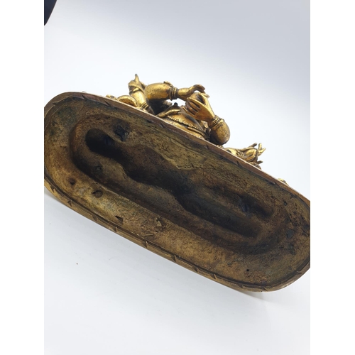 27 - A very early gilded bronze figure of an Oriental dragon god, 19cm tall and weight 1700g.
Gilding is ... 