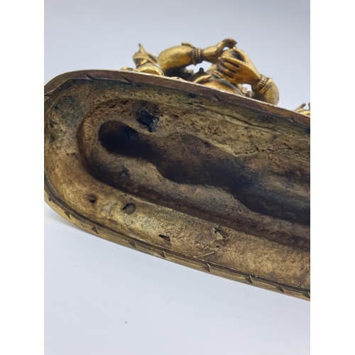 27 - A very early gilded bronze figure of an Oriental dragon god, 19cm tall and weight 1700g.
Gilding is ... 