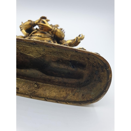 27 - A very early gilded bronze figure of an Oriental dragon god, 19cm tall and weight 1700g.
Gilding is ... 