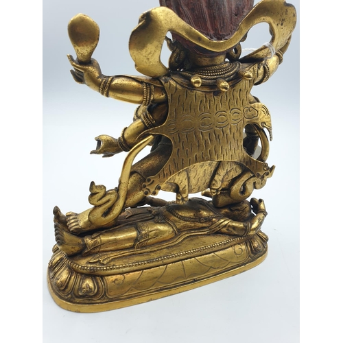 27 - A very early gilded bronze figure of an Oriental dragon god, 19cm tall and weight 1700g.
Gilding is ... 