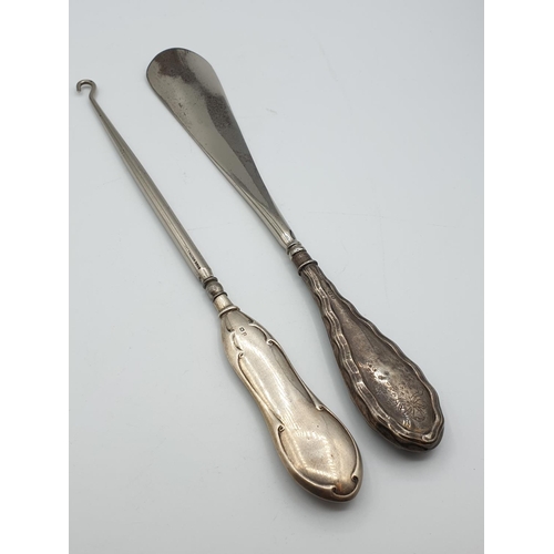 321 - Antique silver shoe horn and buttoner. Handles are hallmarked silver. 24cm long each. Birmingham 191... 