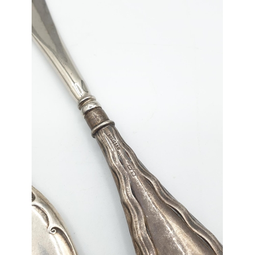321 - Antique silver shoe horn and buttoner. Handles are hallmarked silver. 24cm long each. Birmingham 191... 