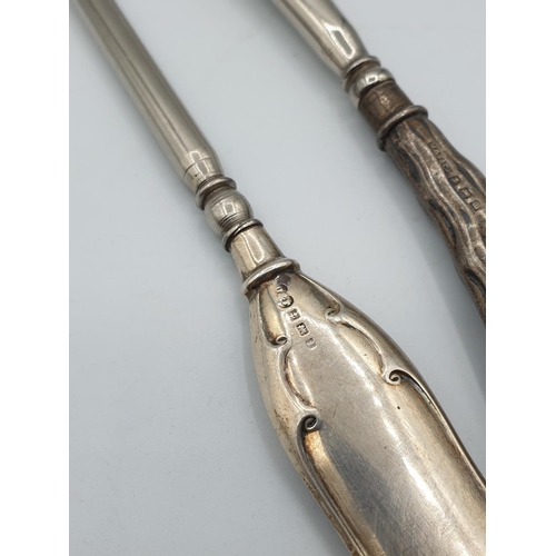 321 - Antique silver shoe horn and buttoner. Handles are hallmarked silver. 24cm long each. Birmingham 191... 