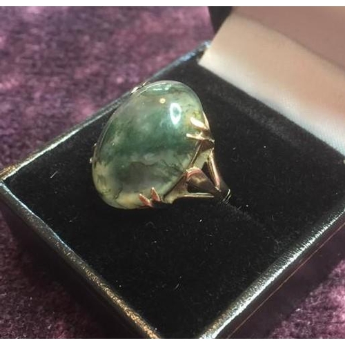344 - 9ct gold stone set ring, having a green moss agate in a four gold claw setting, clear hallmark for 9... 