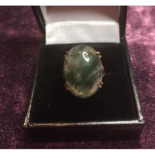 344 - 9ct gold stone set ring, having a green moss agate in a four gold claw setting, clear hallmark for 9... 