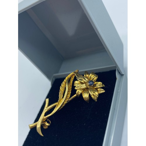 323 - 18CT YELLOW GOLD VINTAGE SAPPHIRE SET BROOCH IN THE FORM OF A FLOWER, WEIGHT  5G AND 4CM LONG