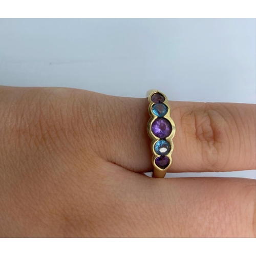 340 - 9CT YELLOW GOLD TOPAZ AND AMETHYST 5 STONE RING, SIZE M AND WEIGHT 2.4G