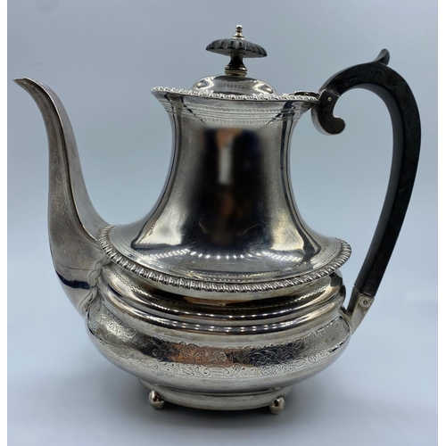 30 - Silver Coffee Pot made in London 1904. weight 706g and 21cm tall