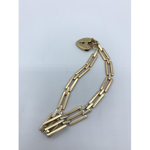 288 - A 3 colour 9ct Gold Gate style Bracelet with Padlock clasp, weight 16.6g approx