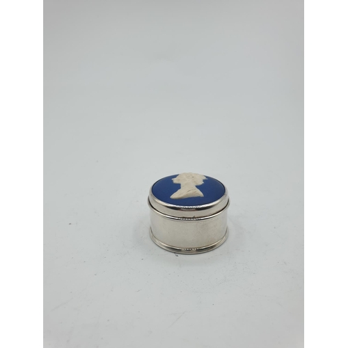 190 - Silver Pill Box with Wedgwood Cameo Top of Queen Elizabeth, weight 30g