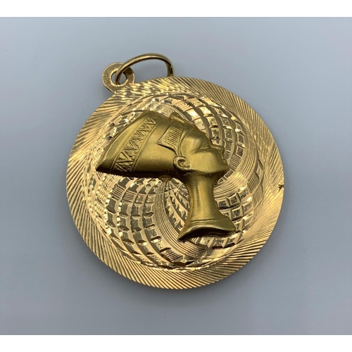 242 - 18ct Gold Egyptian Pendant 10.1g 3.5cm Diameter