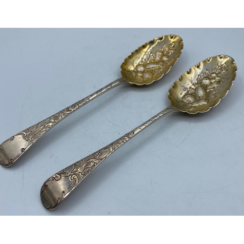 279 - 2x Antique Georgian Silver Fruit Spoons, Hallmarked London George Smith, weight 135g and 22cm long a... 