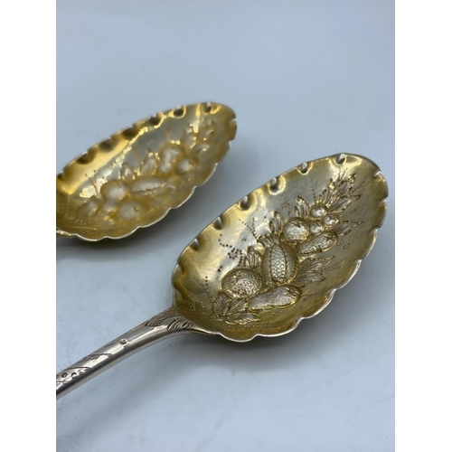 279 - 2x Antique Georgian Silver Fruit Spoons, Hallmarked London George Smith, weight 135g and 22cm long a... 