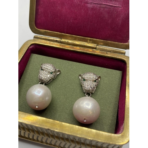 73 - A Pair of Leopard Earrings in Cartier style with large South Seas baroque Pearls (2)