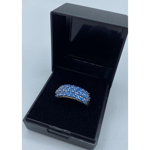 500 - Silver Ring stone set with 25 bright Topaz coloured stones, marking inside band for 925 silver and t... 