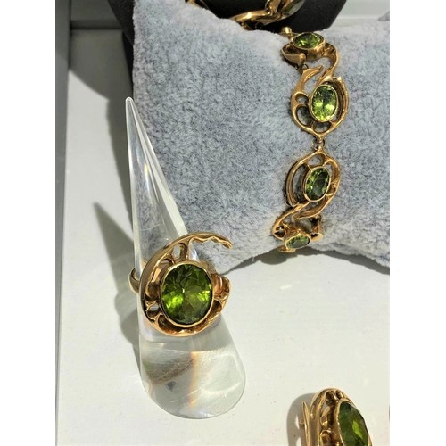 251 - 18K Yellow Gold Jewellery Set with Chrysolite to include Necklace (16