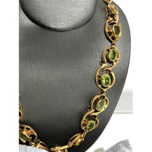 251 - 18K Yellow Gold Jewellery Set with Chrysolite to include Necklace (16