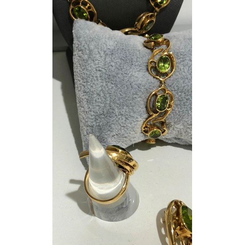 251 - 18K Yellow Gold Jewellery Set with Chrysolite to include Necklace (16