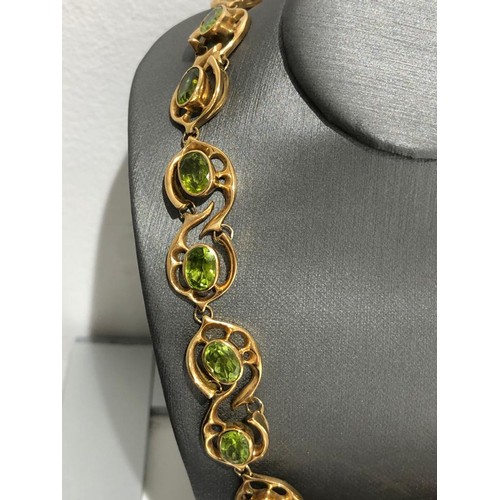 251 - 18K Yellow Gold Jewellery Set with Chrysolite to include Necklace (16