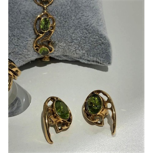 251 - 18K Yellow Gold Jewellery Set with Chrysolite to include Necklace (16