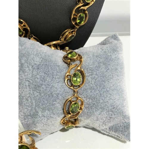 251 - 18K Yellow Gold Jewellery Set with Chrysolite to include Necklace (16