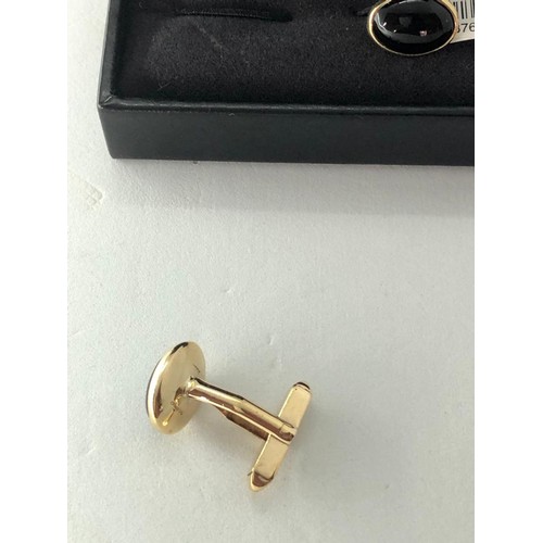 267 - Pair of 9K Yellow Gold Cufflinks with Oonyx, weight 8g (2)