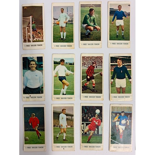 252 - 30x Soccer stars Cigarette Cards from Lyons Maid in the 1960s (30).