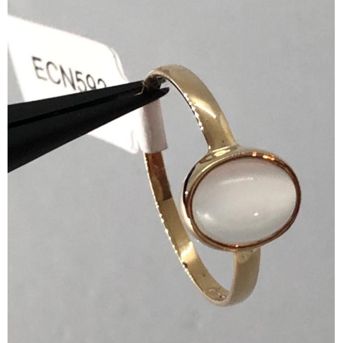 313 - 9K Yellow Gold Ring with Large Moonstone centre (9x6x5mm) in cabochon shape, weight 1.6g and size U1... 