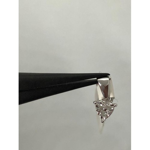 196 - 9K White Gold Pendant with Diamonds, weight 0.42g (ecn477)