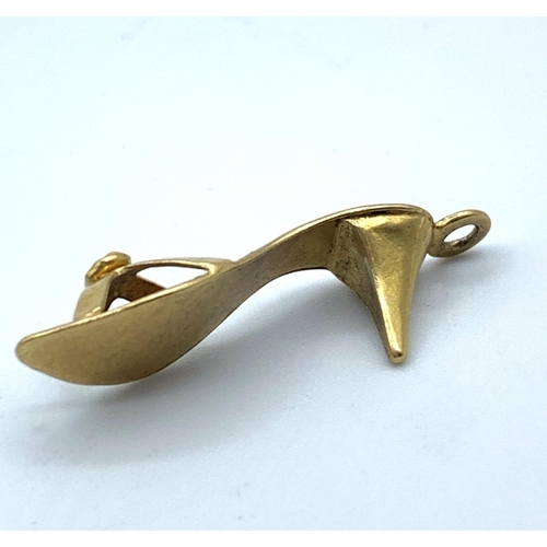 252 - 9ct Gold Shoe Charm/Pendant, weight 2.7g and 3cm long