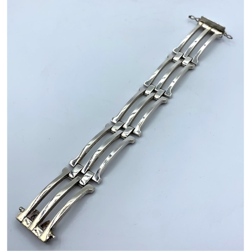 255 - Silver Gate Bracelet, weight 55.4g and 19cm long