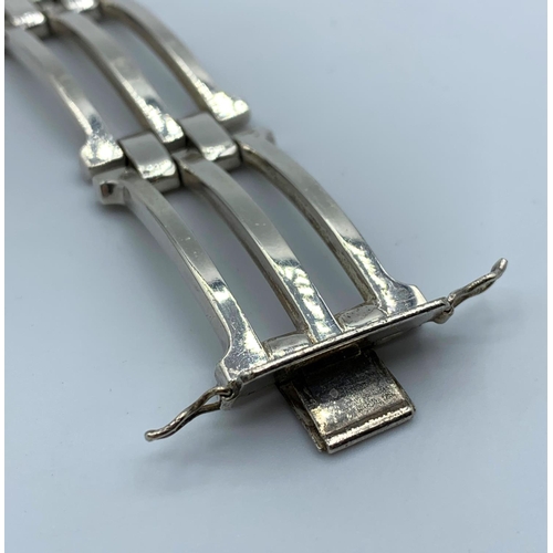 255 - Silver Gate Bracelet, weight 55.4g and 19cm long