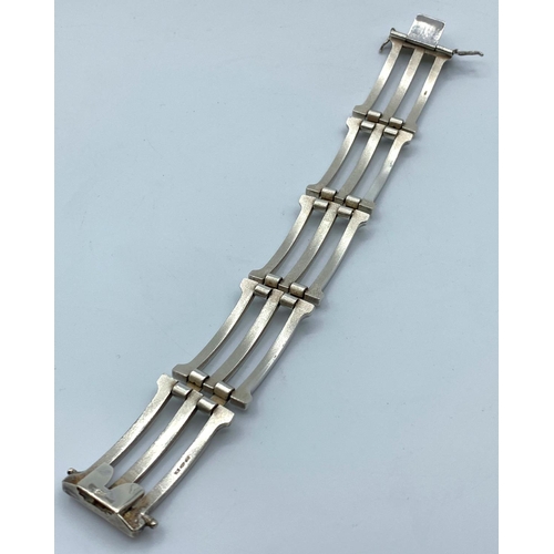 255 - Silver Gate Bracelet, weight 55.4g and 19cm long