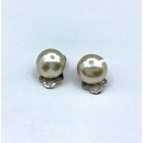 301 - A pair of pearl clip earrings. 26g.