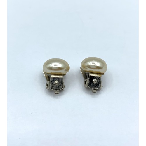 301 - A pair of pearl clip earrings. 26g.