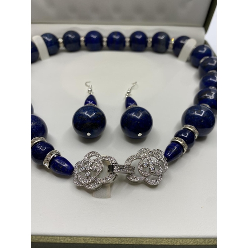 26 - A Lapis Lazuli necklace and earrings set (beads 20mm !). Clasp with cubic zirconia and marked 