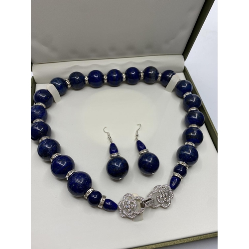 26 - A Lapis Lazuli necklace and earrings set (beads 20mm !). Clasp with cubic zirconia and marked 