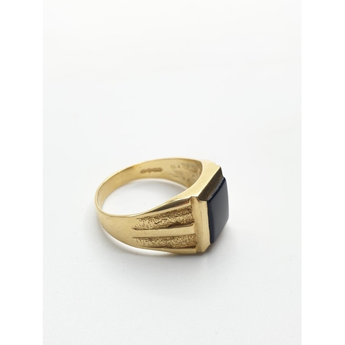 416 - Gentleman 18ct Gold Ring with black centre Stone as new, weight 8.3g and size U.