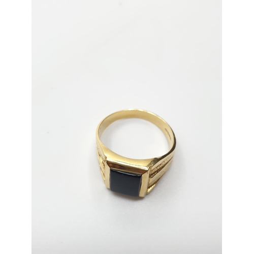 416 - Gentleman 18ct Gold Ring with black centre Stone as new, weight 8.3g and size U.