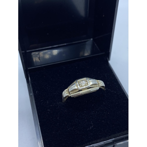 286 - Vintage 18ct Gold Ring with Small Diamond, 1.8, Size P.