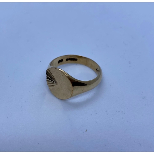 477 - 1960's 9ct Gold Signet Ring, 4.8g, Size R.