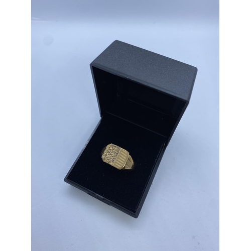 478 - Signet Ring in 9ct Gold, 5.1g, Size T/U. Unusual mount face having barked gold and grooved gold to t... 